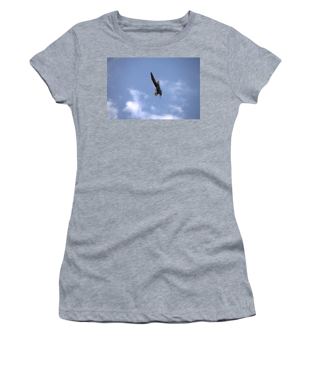 4651 Women's T-Shirt featuring the photograph In the Pitchout by Gordon Elwell
