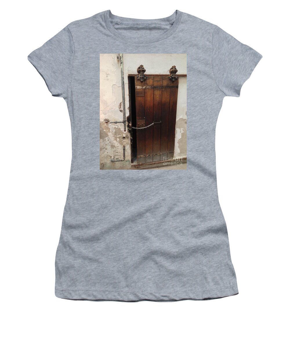 Eastern State Penitentiary Women's T-Shirt featuring the photograph Knrn0401 by Henry Butz