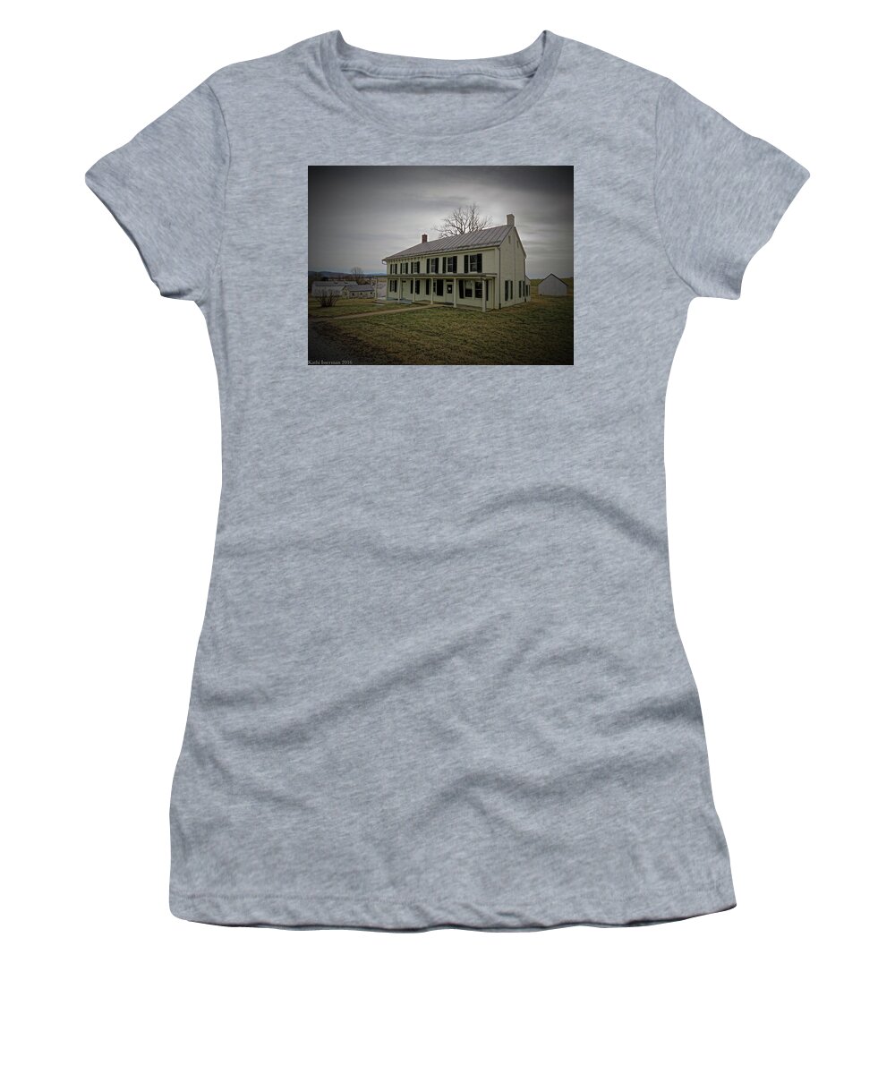 Farm House Women's T-Shirt featuring the photograph Abandoned Farmhouse by Kathi Isserman