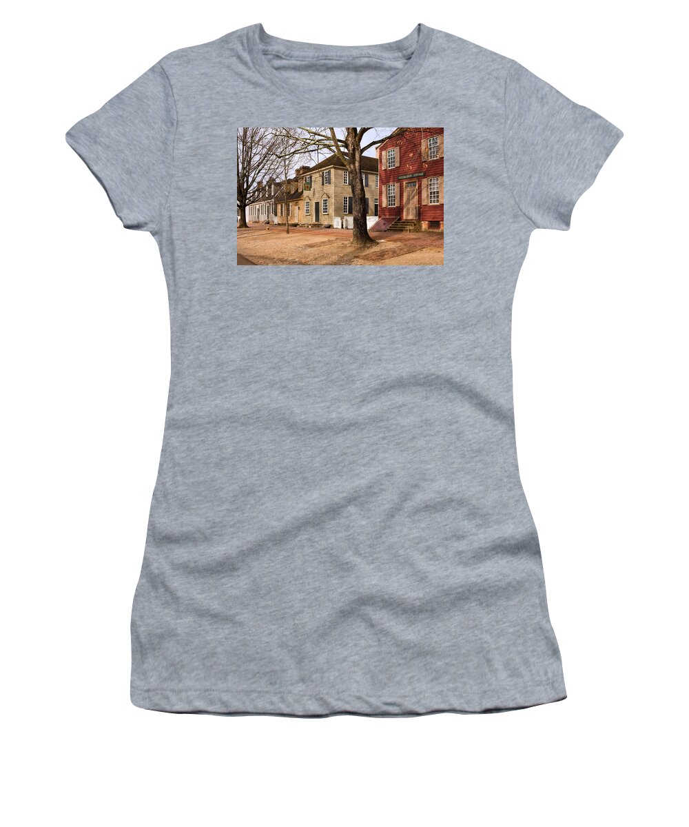 Duke Of Gloucester Street Women's T-Shirt featuring the photograph Colonial Street Scene by Sally Weigand