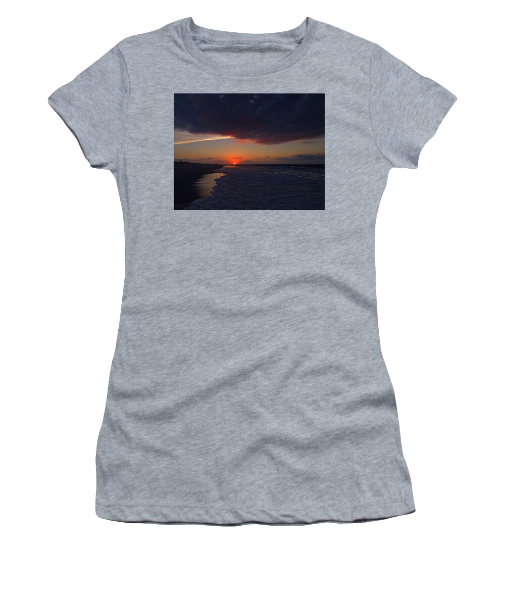 Seas Women's T-Shirt featuring the photograph Daylight by Newwwman