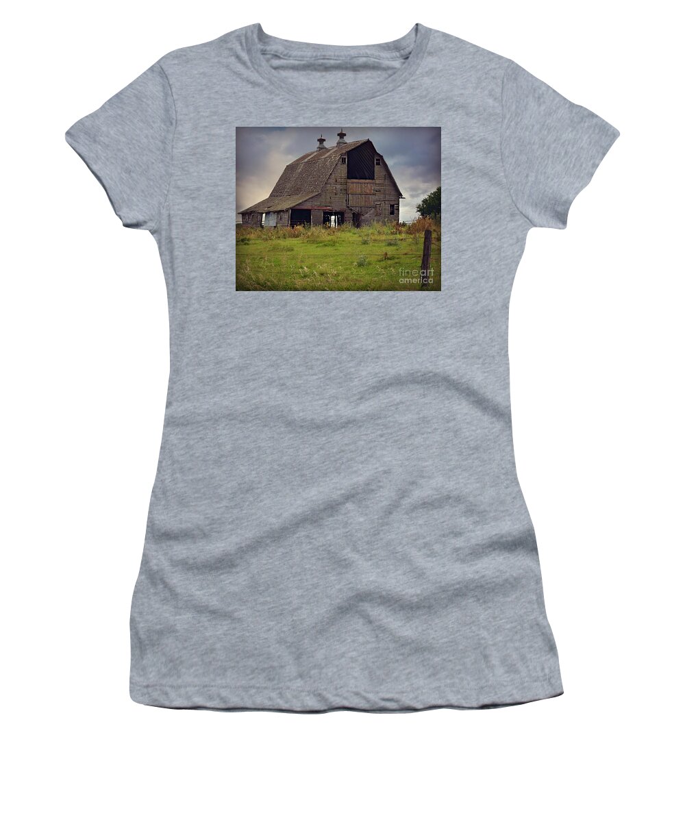 Iowa Great Lakes Barn Women's T-Shirt featuring the photograph Iowa Great Lakes Barn by Kathy M Krause