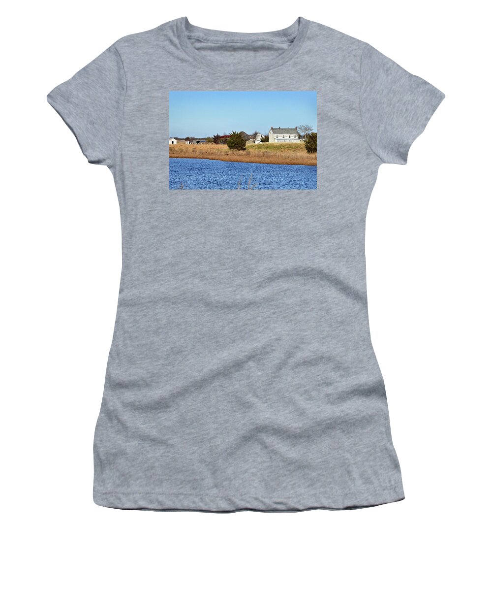 Barn Women's T-Shirt featuring the photograph Abandoned Old Farm in West Fenwick by Bill Swartwout