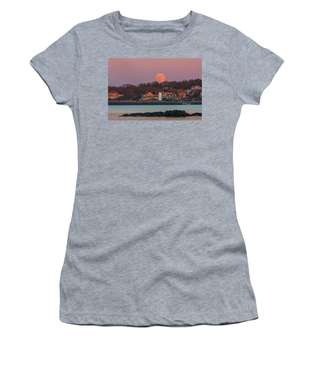 Annisquam Lighthouse Women's T-Shirt featuring the photograph Full Moon Behind Annisquam Harbor Lighthouse by Juergen Roth