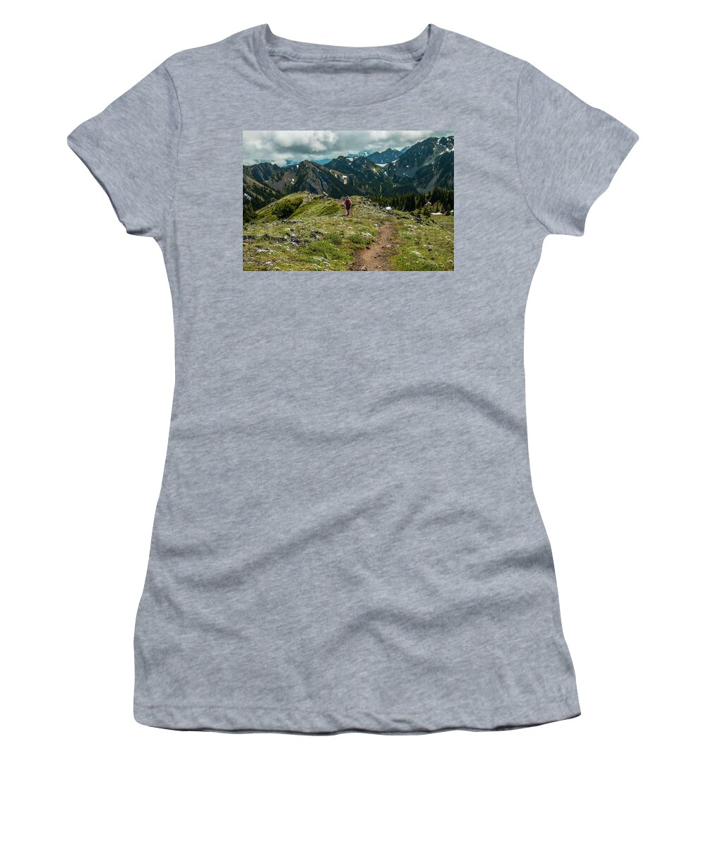 Mt Townsend Women's T-Shirt featuring the photograph Reluctantly Descending by Doug Scrima