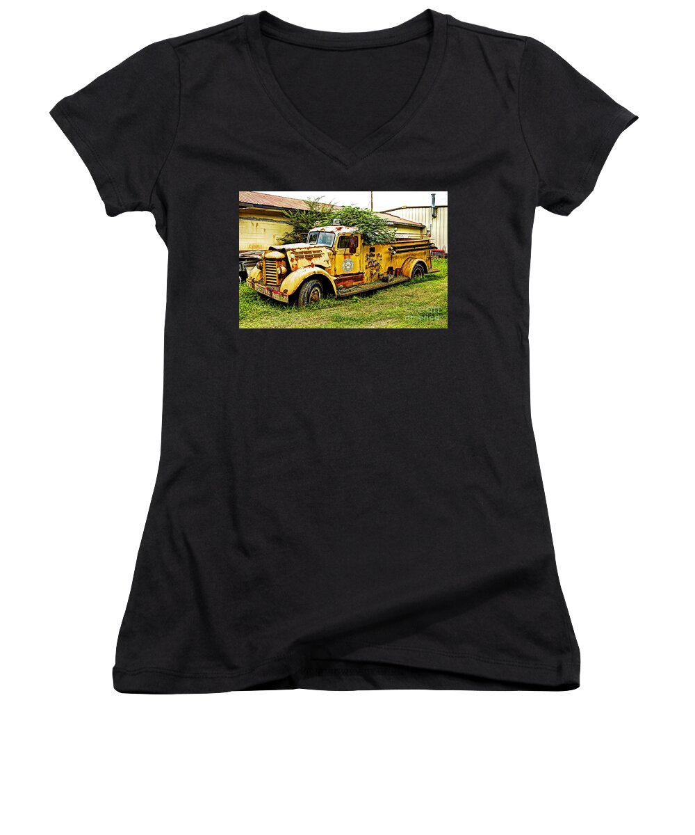 Hdr Women's V-Neck featuring the photograph 1954 Federal Fire Engine by Paul Mashburn