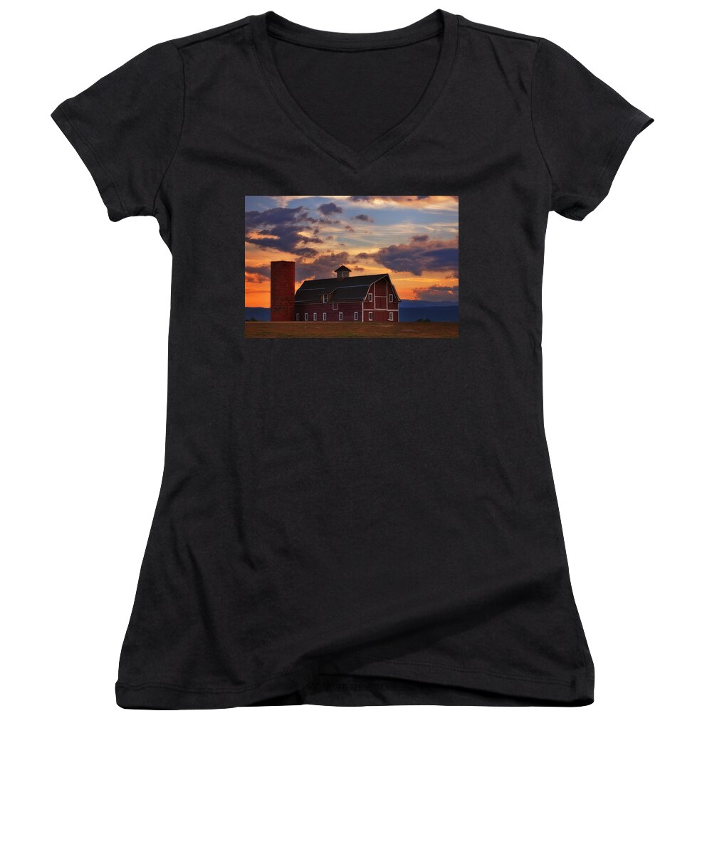 Barn Women's V-Neck featuring the photograph Danny's Barn by Darren White