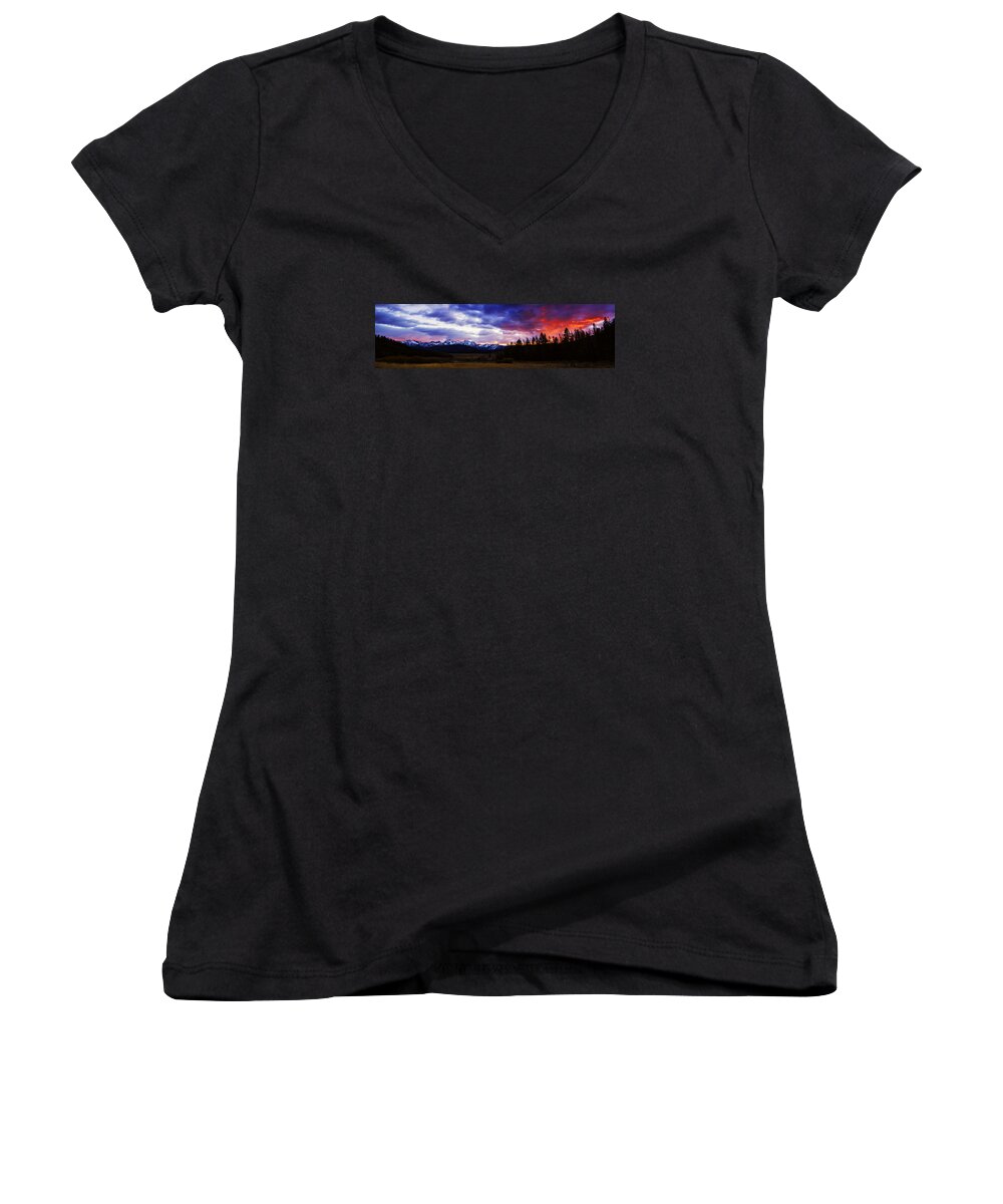 Sawtooth Mountain Range Women's V-Neck featuring the photograph Sawtooth sunset panorama by Vishwanath Bhat