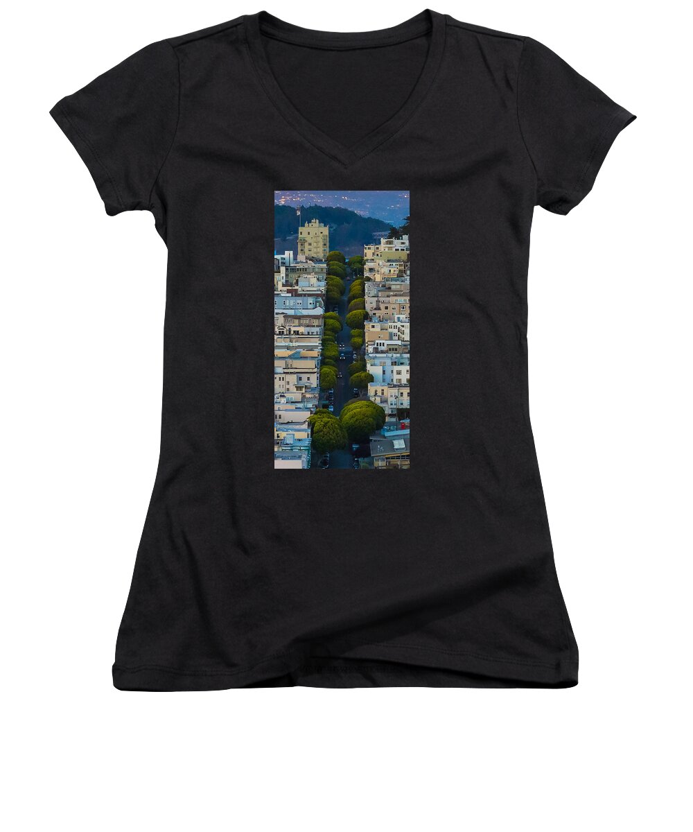 San Francisco Women's V-Neck featuring the photograph Summer Green on Lombard Street by Scott Campbell