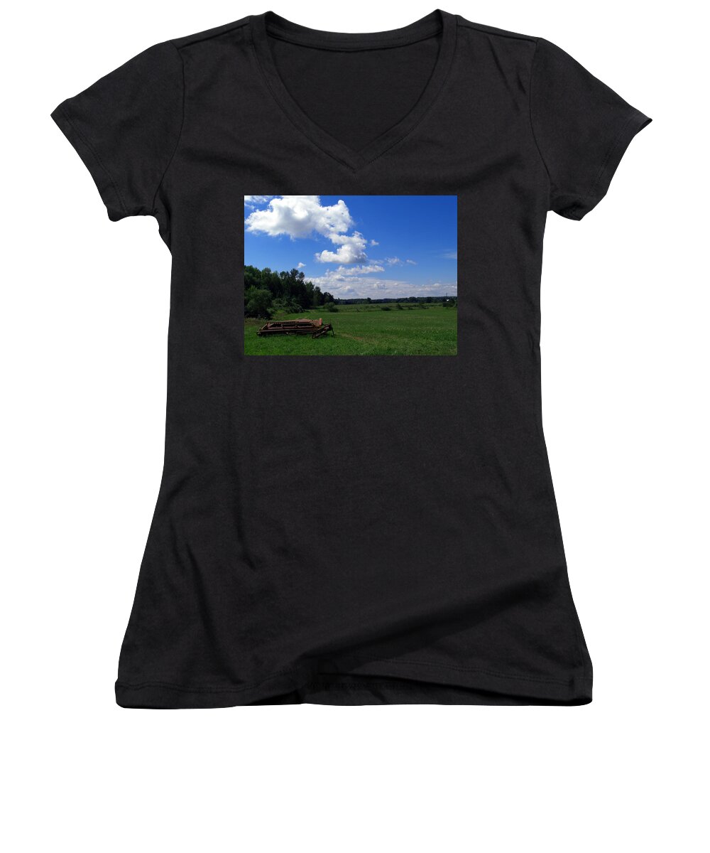 Farm Women's V-Neck featuring the photograph Ready For Work by Bob Johnson
