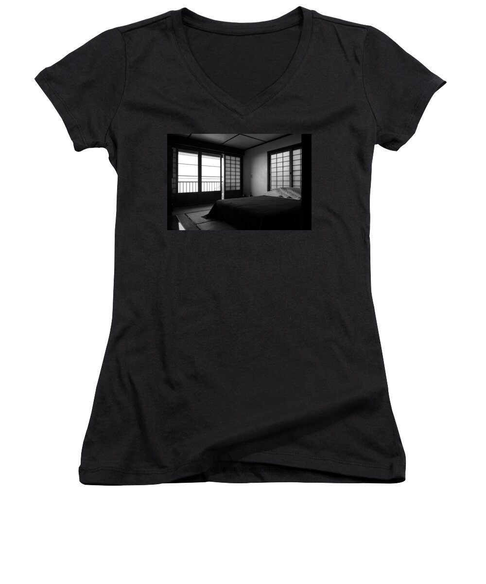 Bed Women's V-Neck featuring the photograph Japanese Style Room At Manago Hotel by Lori Seaman