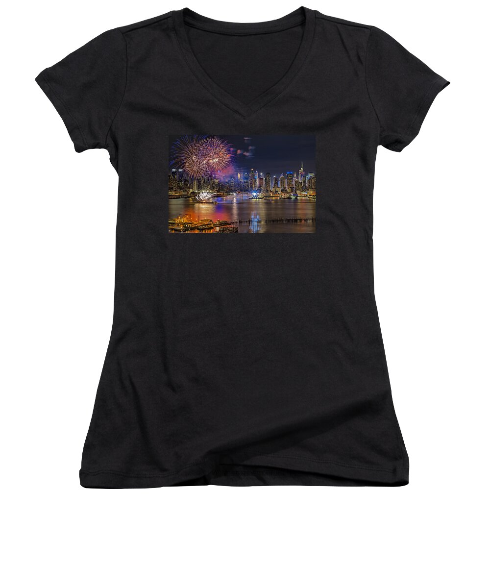 Fireworks Women's V-Neck featuring the photograph Manhattan NYC Summer Fireworks by Susan Candelario