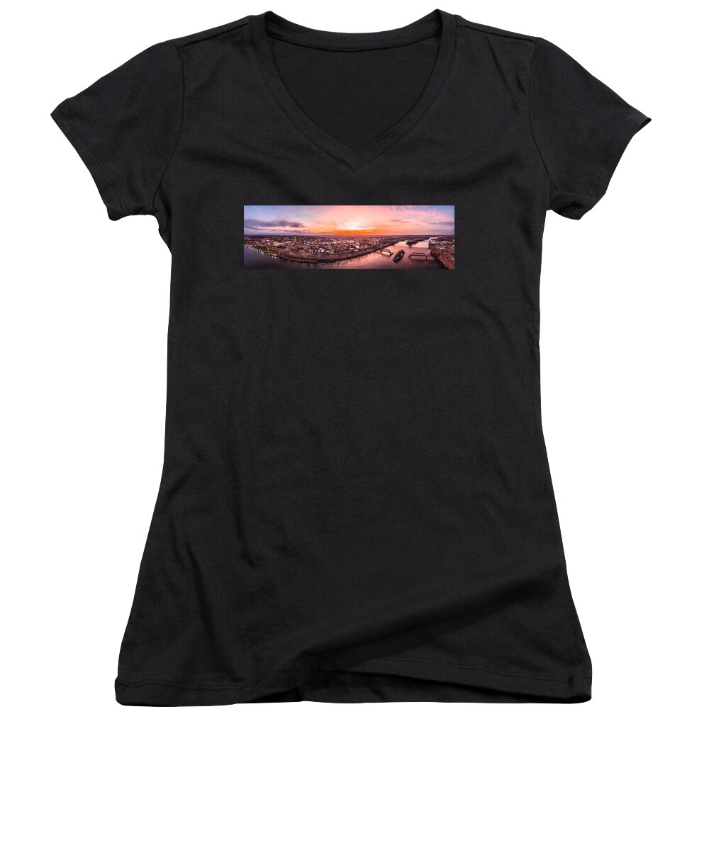 Middletown Ct Women's V-Neck featuring the photograph Middletown Connecticut Sunset by Mike Gearin