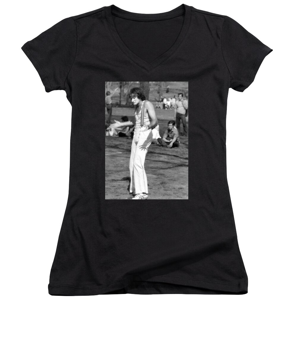 Robin Williams Women's V-Neck featuring the photograph Robin Williams by Steven Huszar