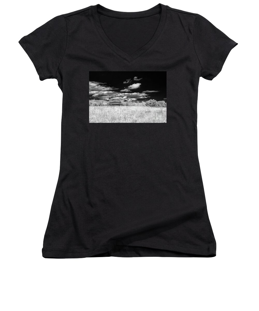 642nm Women's V-Neck featuring the photograph S C Upstate Barn BW by Charles Hite