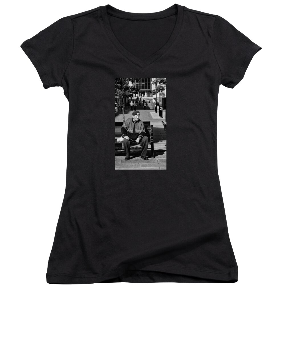 Hastings Women's V-Neck featuring the photograph Veteran by Pedro Fernandez