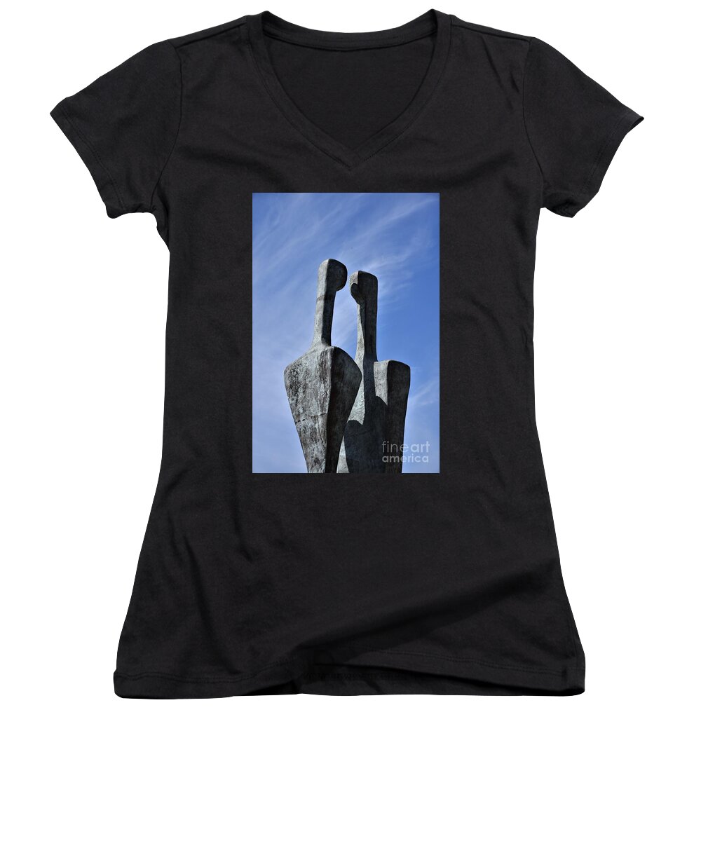 Statue Women's V-Neck featuring the photograph Tete-a-Tete by Leo Sopicki
