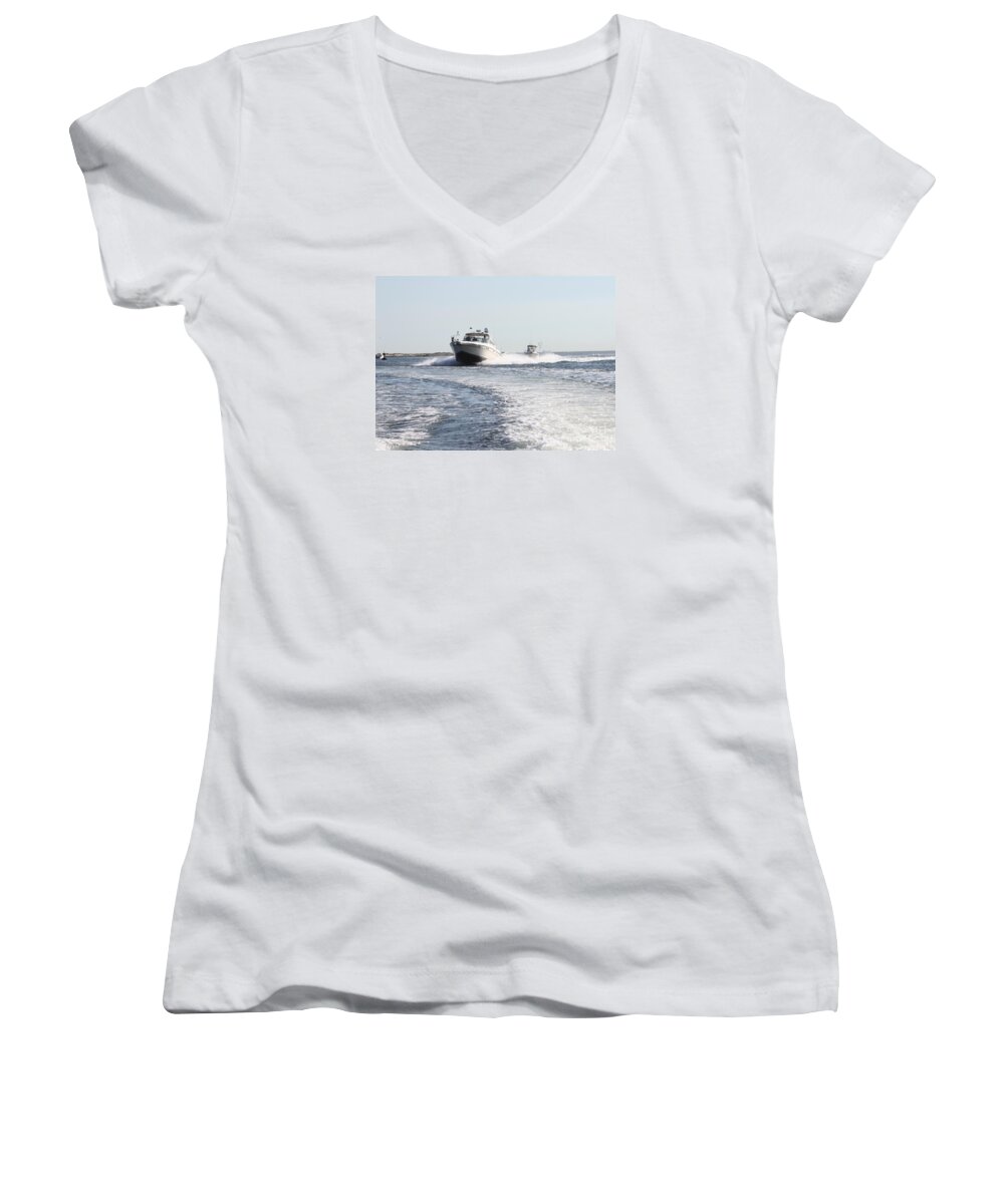 Racing To The Docks Women's V-Neck featuring the photograph Racing to the Docks by John Telfer
