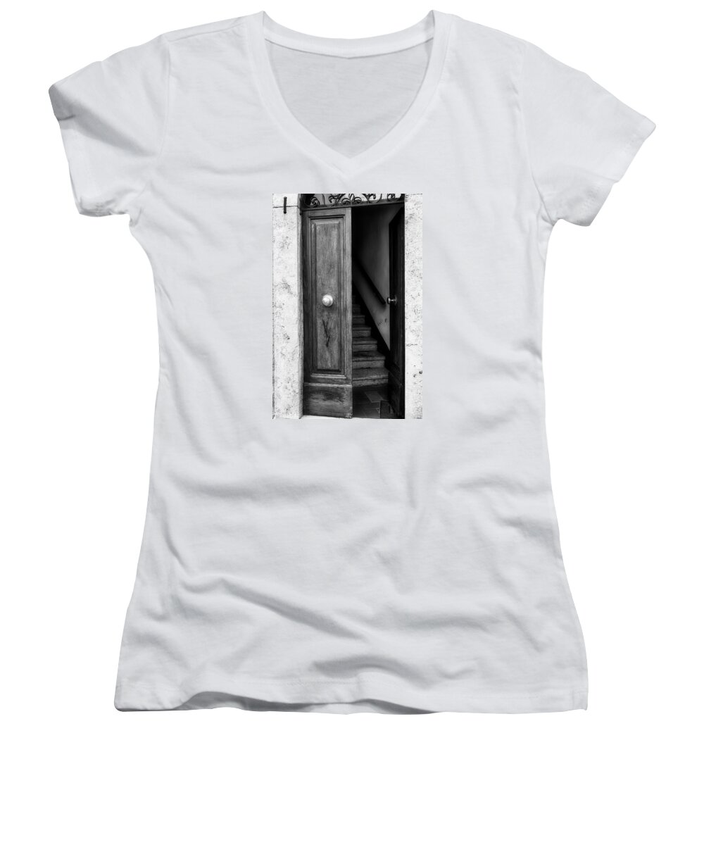 Italy 2015 Women's V-Neck featuring the photograph Come On In by Deborah Scannell