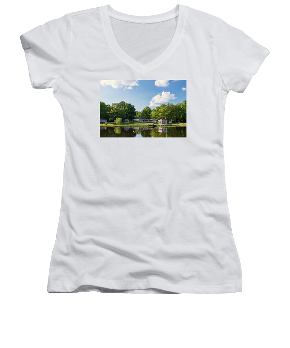  Women's V-Neck featuring the photograph Larry Buckner - King George by Dana Sohr