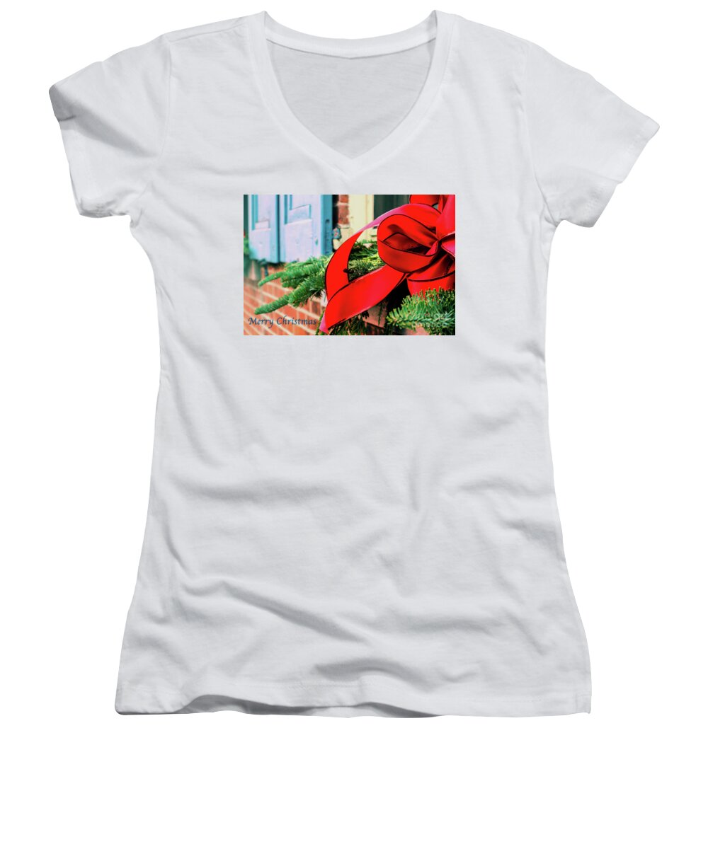 Colonial Women's V-Neck featuring the photograph Merry Christmas Window Bow by Sandy Moulder