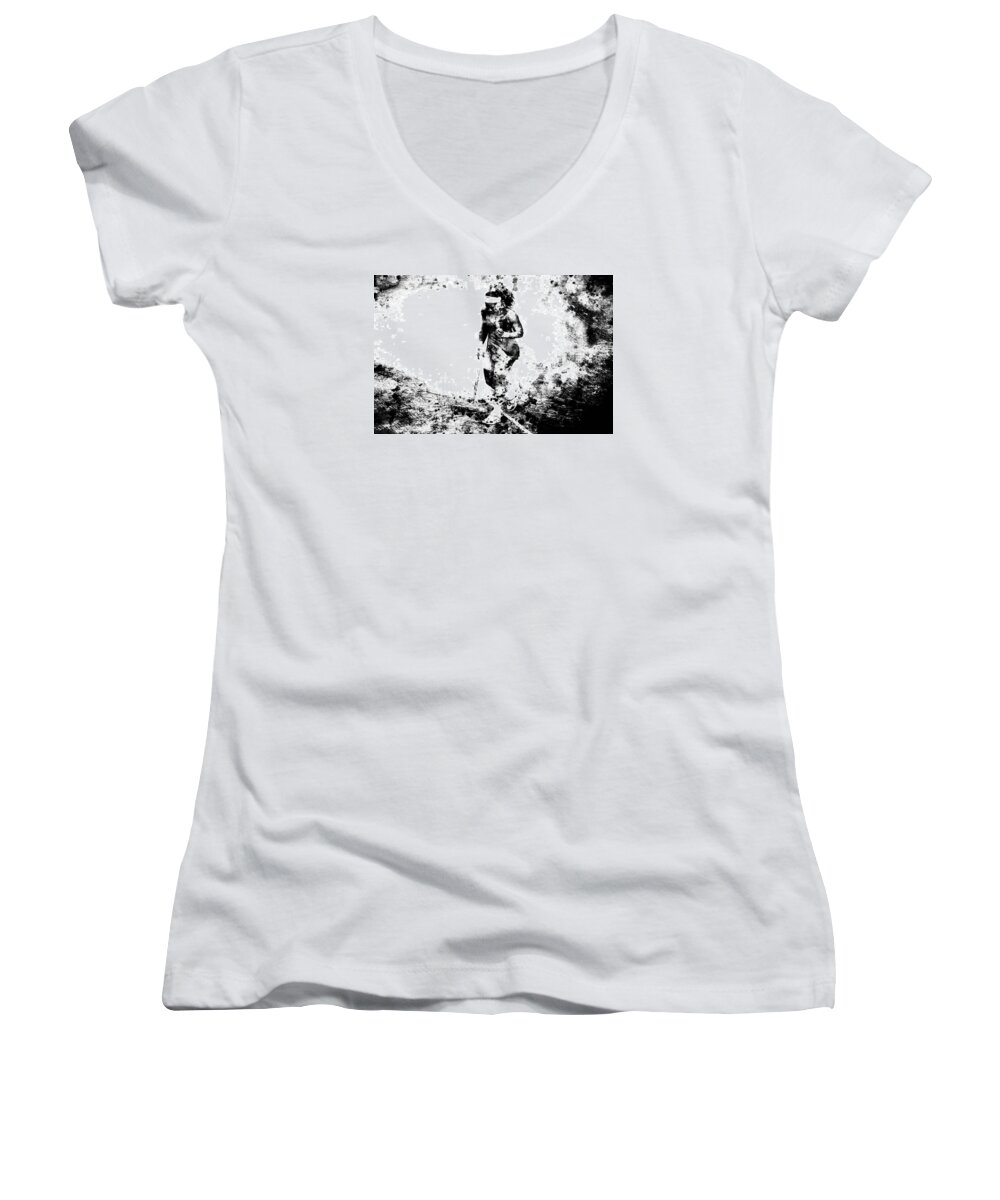 Serena Williams Women's V-Neck featuring the painting Serena Williams Dont Quit by Brian Reaves