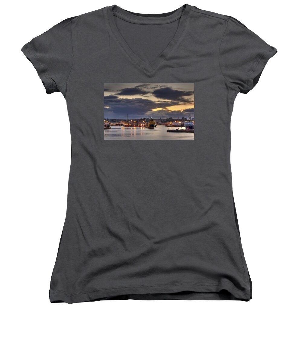 Aberdeen Harbour Women's V-Neck featuring the photograph Aberdeen Harbour at Dusk by Veli Bariskan