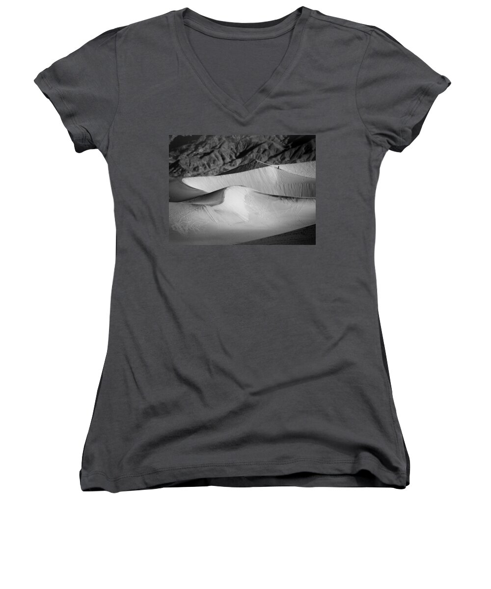 Black And White Women's V-Neck featuring the photograph Death Valley National Park Stovepipe Wells Dunes 19 by JustJeffAz Photography