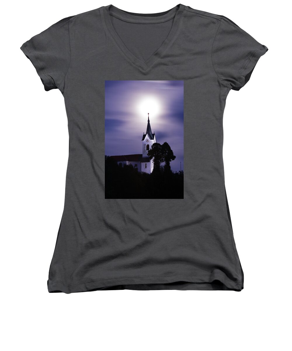 Supermoon Women's V-Neck featuring the photograph Heavenly glow by Ian Middleton