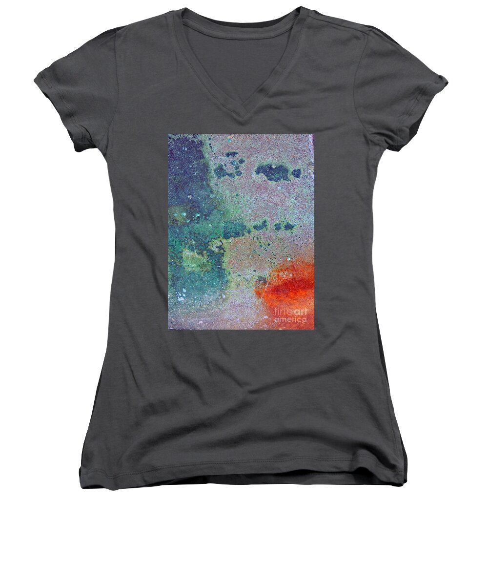 Marcia Lee Jones Women's V-Neck featuring the photograph The Kiss by Marcia Lee Jones