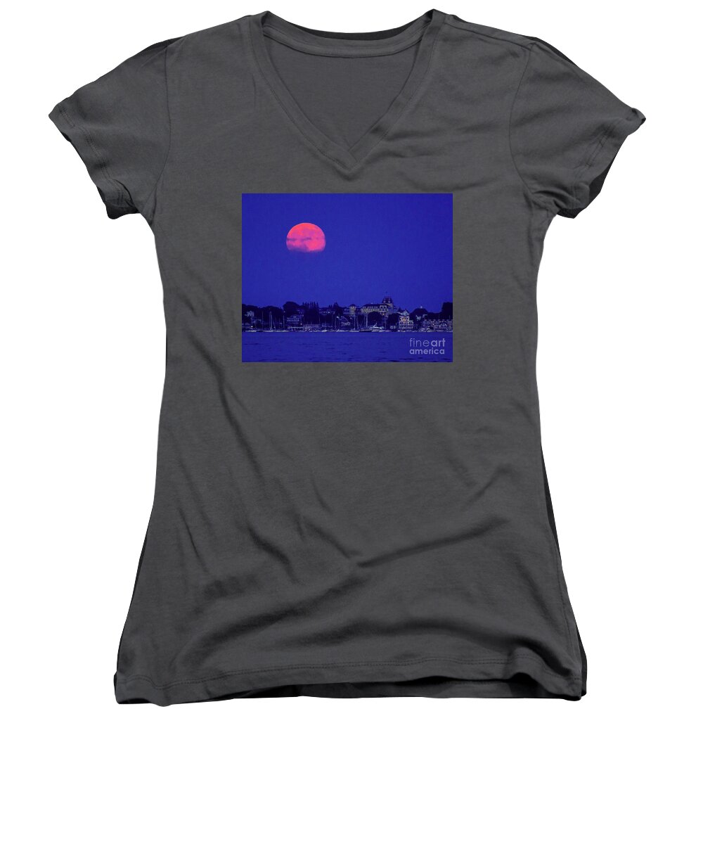 Full Women's V-Neck featuring the photograph The Late Show by Joe Geraci