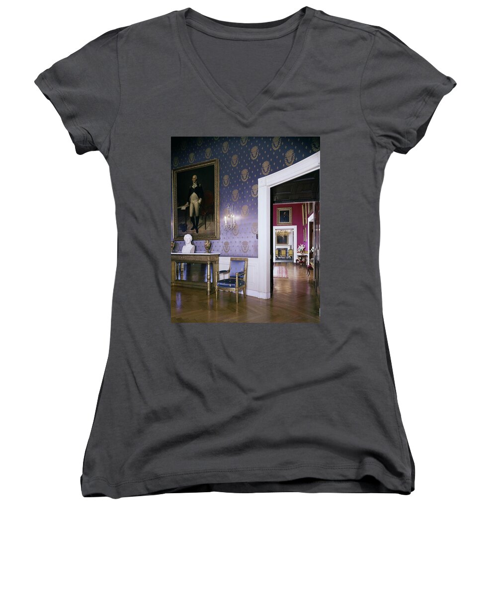 Antique Women's V-Neck featuring the photograph The White House Blue Room by Tom Leonard