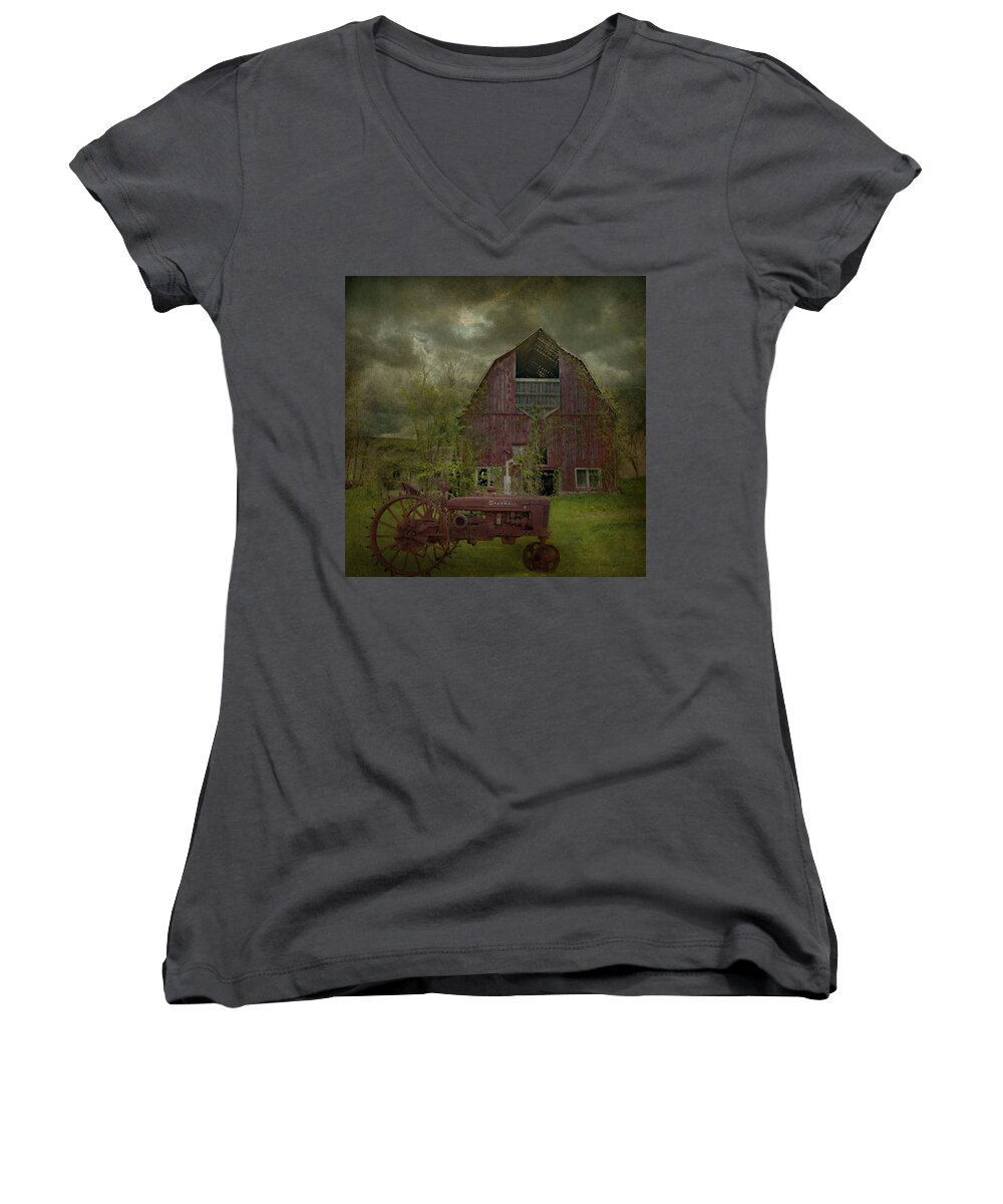 Wisconsin Women's V-Neck featuring the photograph Wisconsin Barn 3 by Jeff Burgess