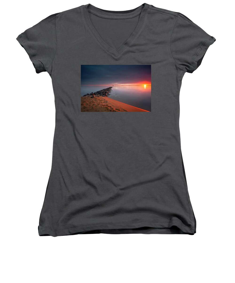Daryl Benson Rgnd Women's V-Neck featuring the photograph A moment of shine by Edward Kreis