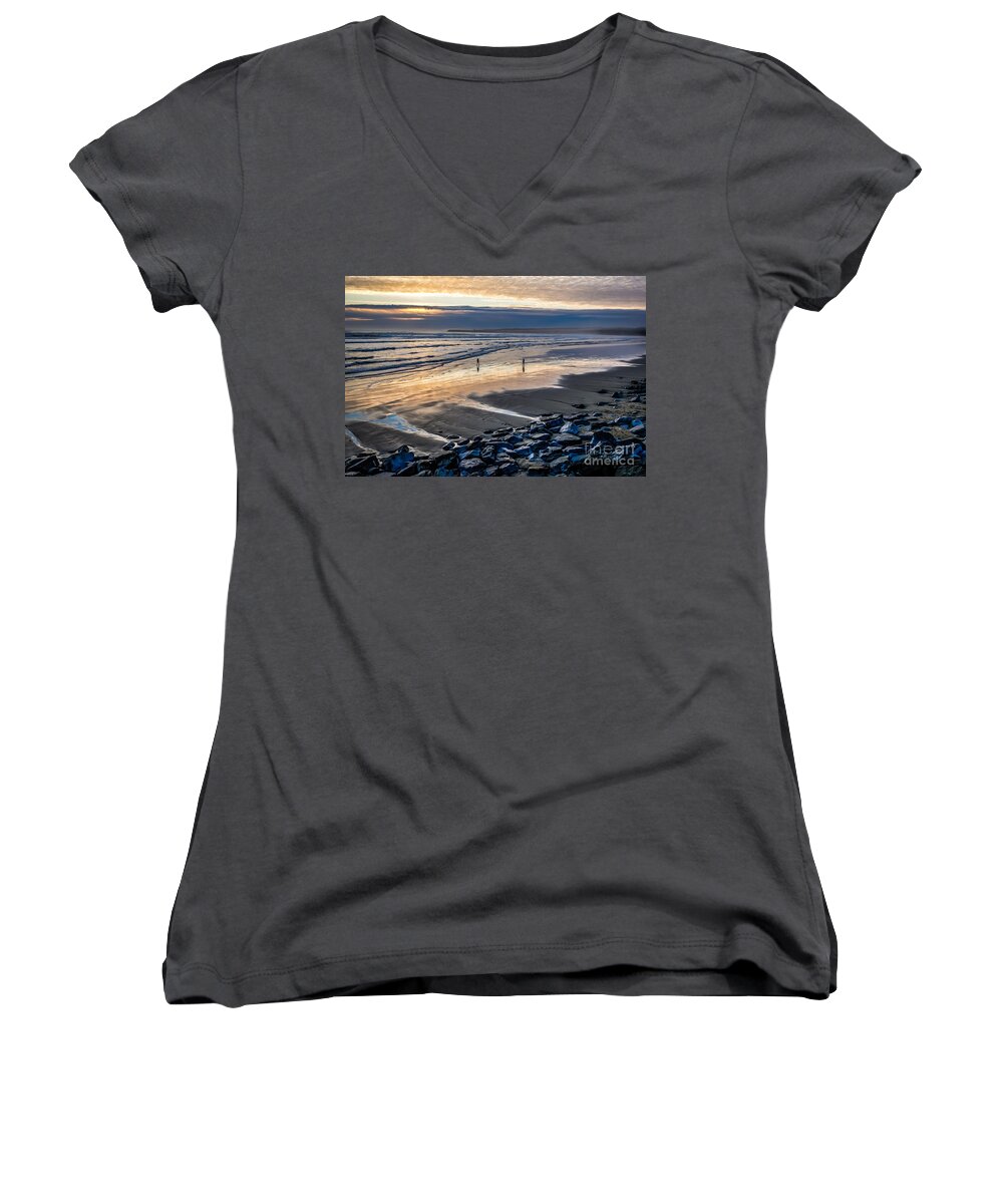 Sea Women's V-Neck featuring the photograph A walk in the Evening by Juergen Klust