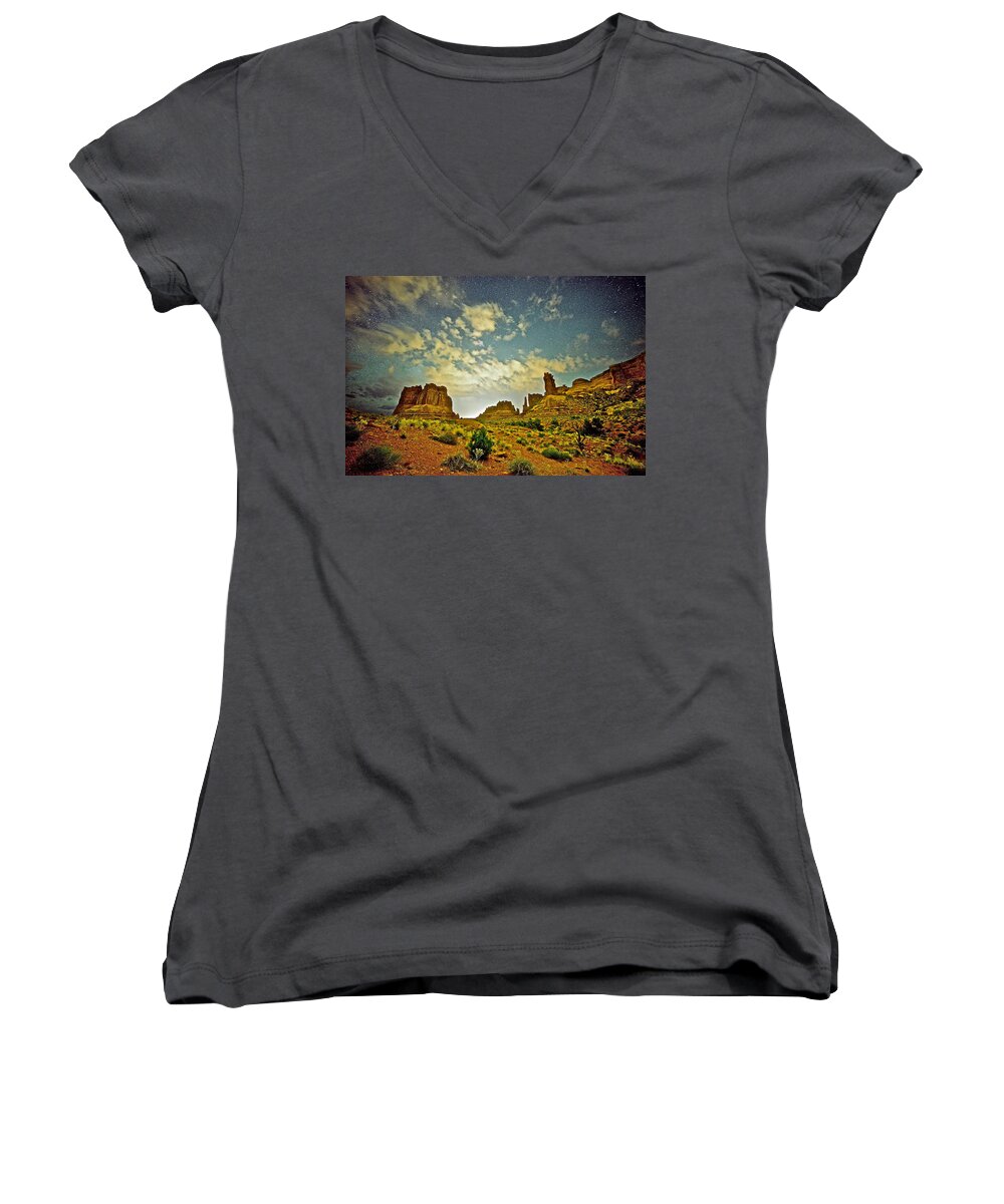Arches National Park Women's V-Neck featuring the photograph A Wondrous Night by Don Mercer