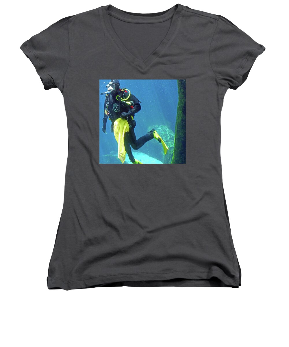 Beautiful Fish Women's V-Neck featuring the photograph Fish Tank 16 by Ron Kandt