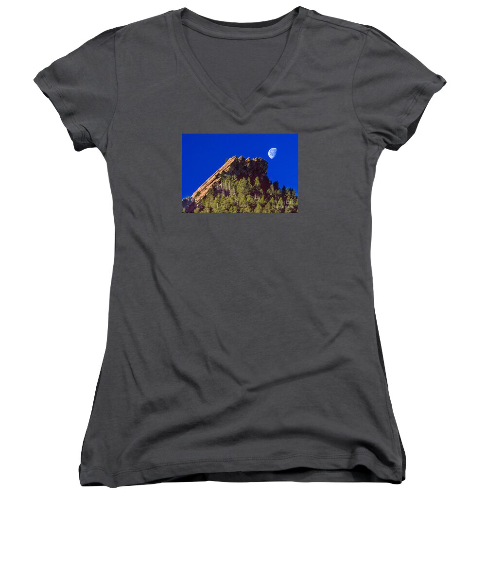Air Women's V-Neck featuring the photograph Kiss The Moon by Greg Summers