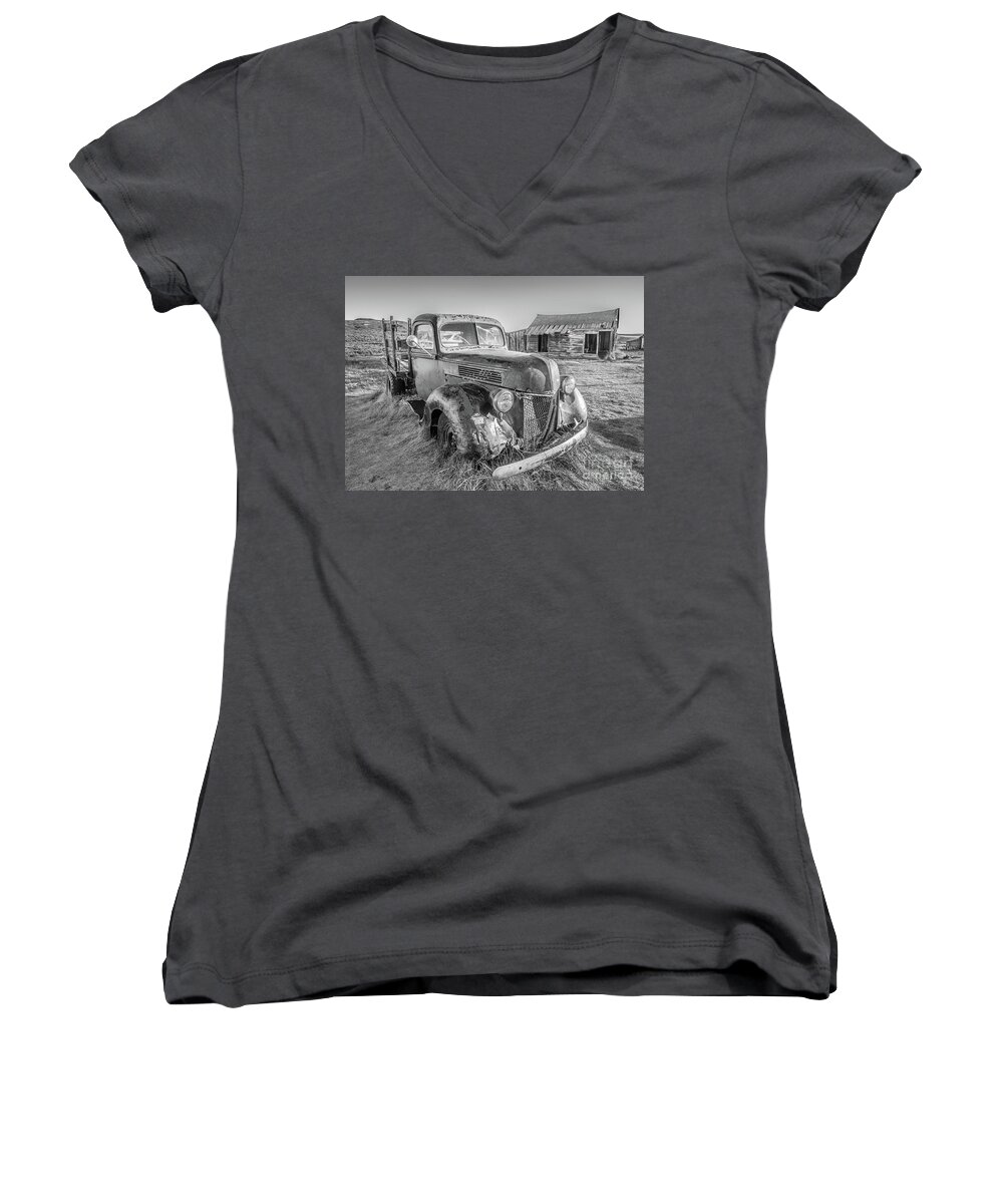 Old Truck Women's V-Neck featuring the photograph Last Load by Charles Garcia