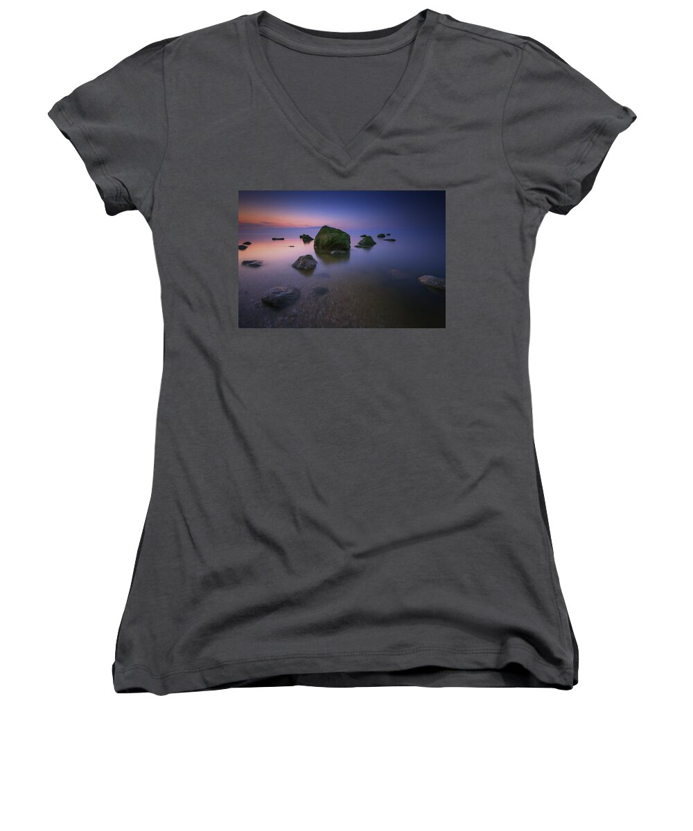 Wildwood State Park Women's V-Neck featuring the photograph Night Falls on Long Island Sound by Rick Berk