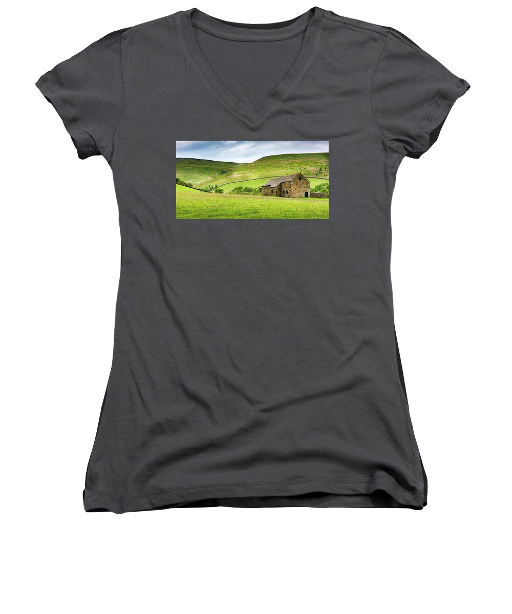 Peak District Women's V-Neck featuring the photograph Peak Farm by Nick Bywater