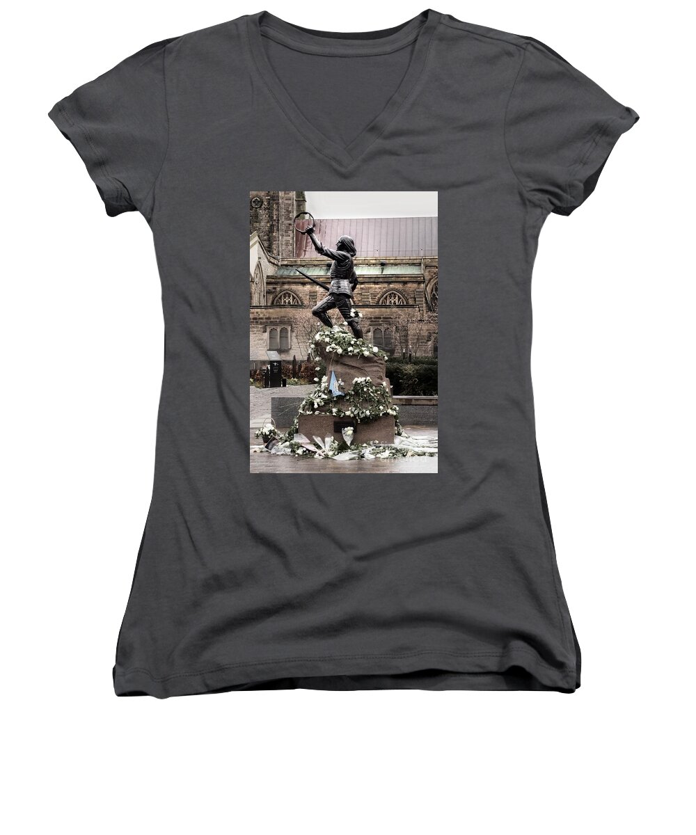 Richard The Third Women's V-Neck featuring the photograph Richard The Third Statue by Linsey Williams
