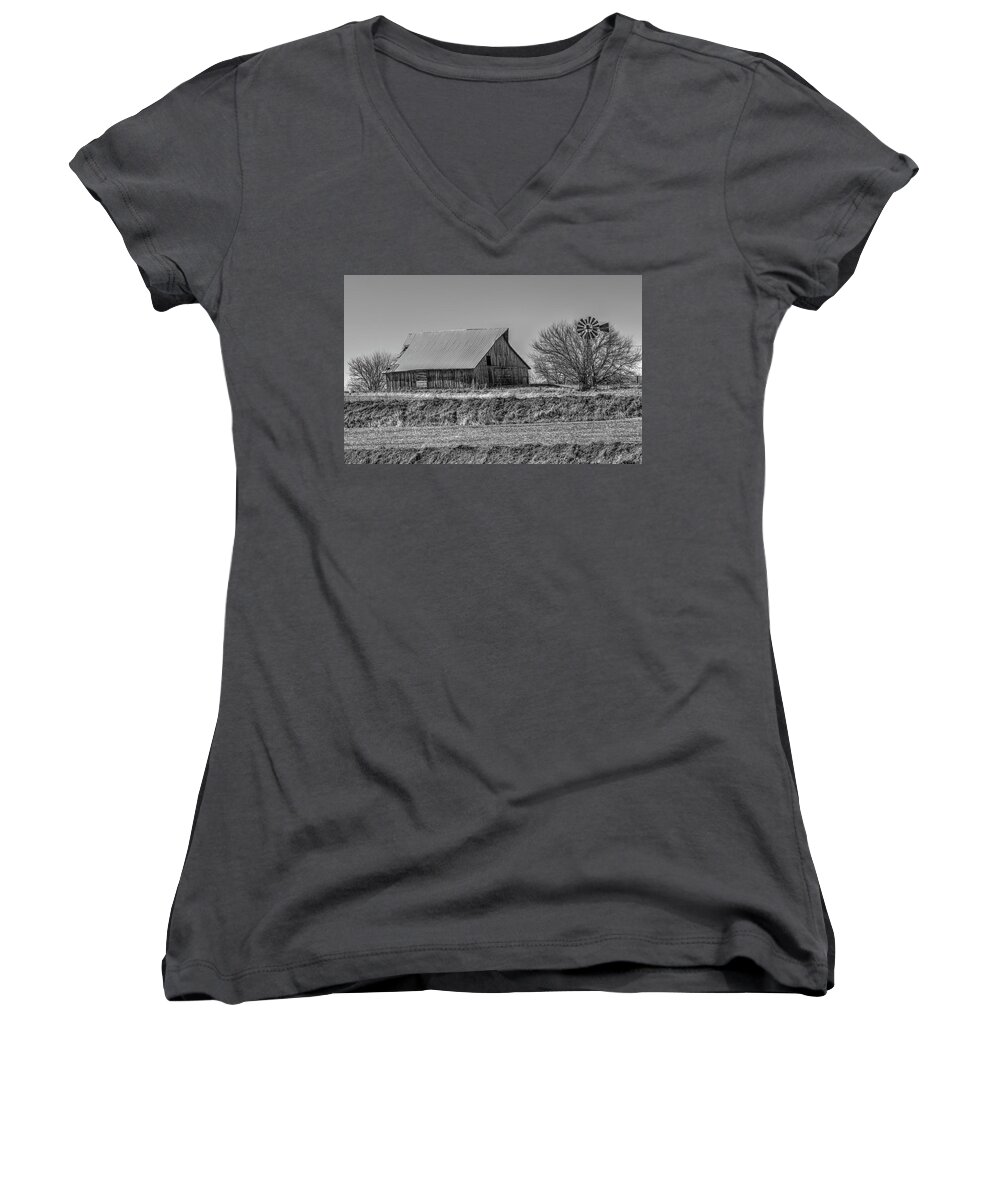 Iowa Women's V-Neck featuring the photograph Rustic Rural Iowa by J Laughlin