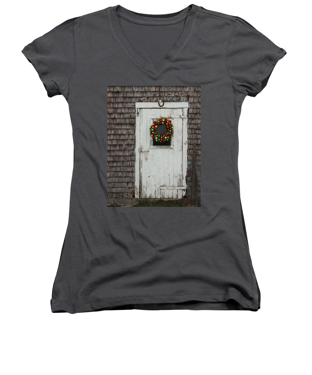 Christmas Women's V-Neck featuring the photograph Simply Christmas by Sue Long
