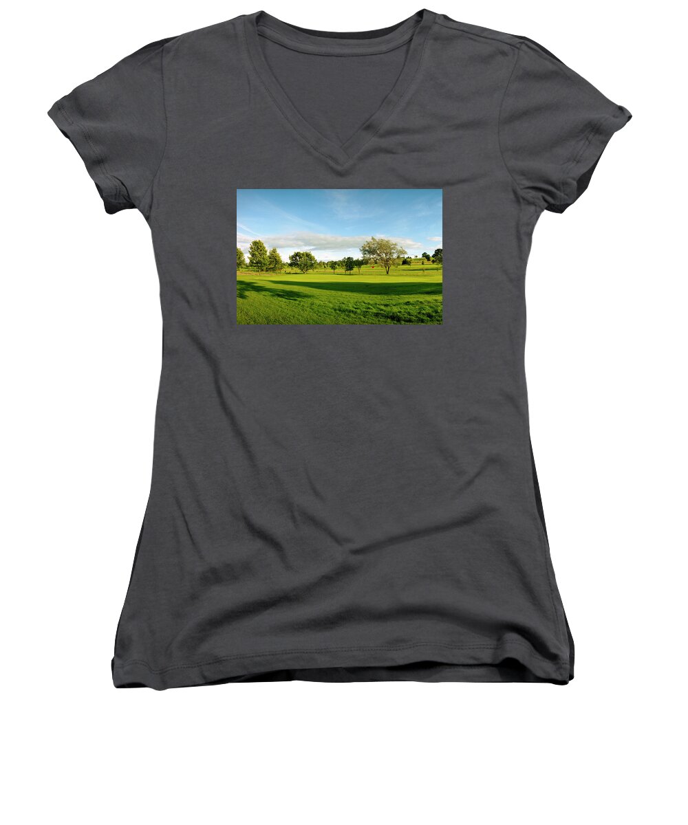 Gettysburg Women's V-Neck featuring the photograph Stirling Golf Club 14th by Jan W Faul