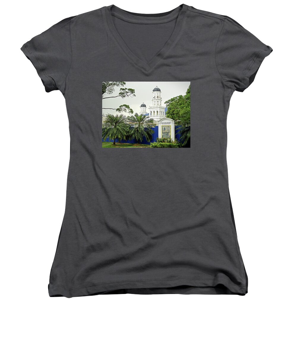 Sultan Abu Bakar Mosque Women's V-Neck featuring the photograph Sultan Abu Bakar Mosque by Robert Meyers-Lussier