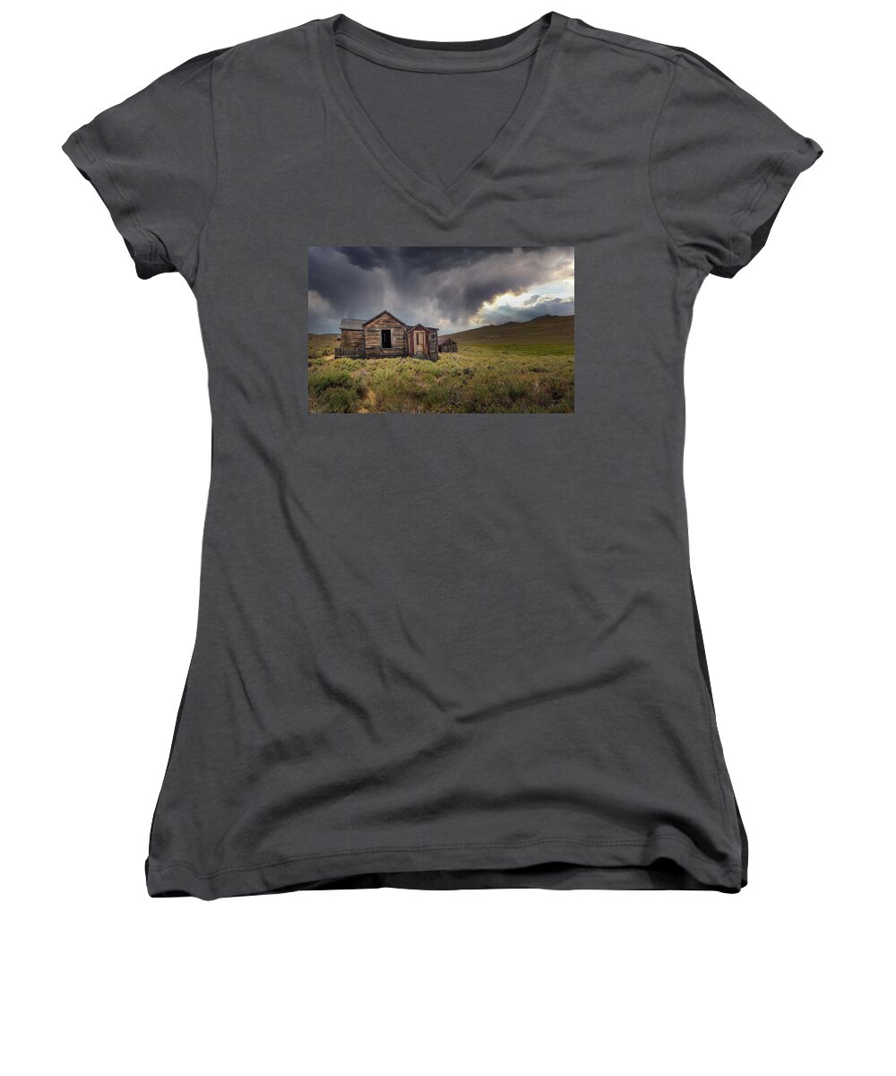 Landscape Women's V-Neck featuring the photograph Auntie Em by Laura Macky