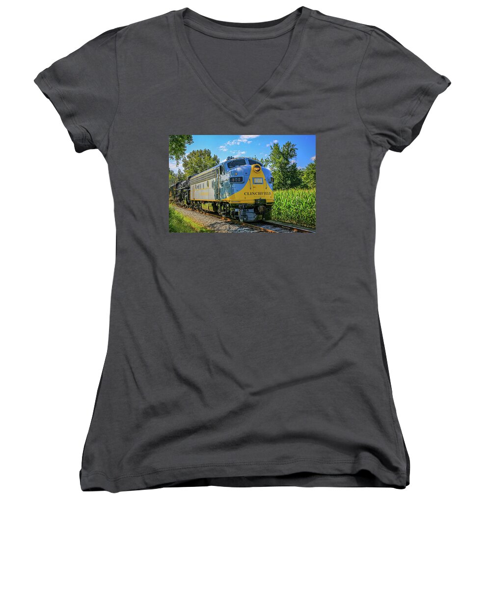 Clinchfield Women's V-Neck featuring the photograph Clinchfield No 800 by Dale R Carlson