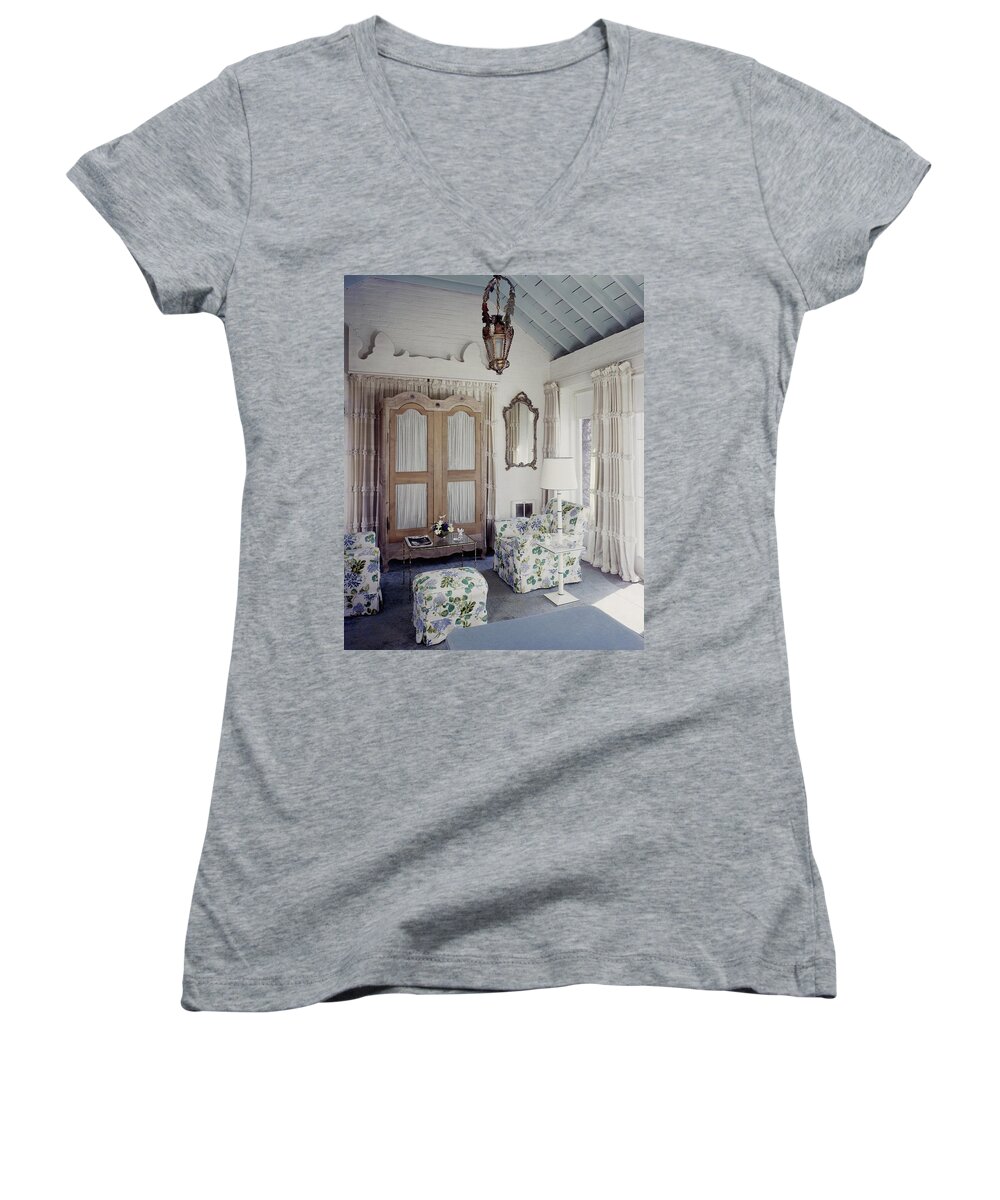 Interior Women's V-Neck featuring the photograph A Guest Room At Hickory Hill by Tom Leonard