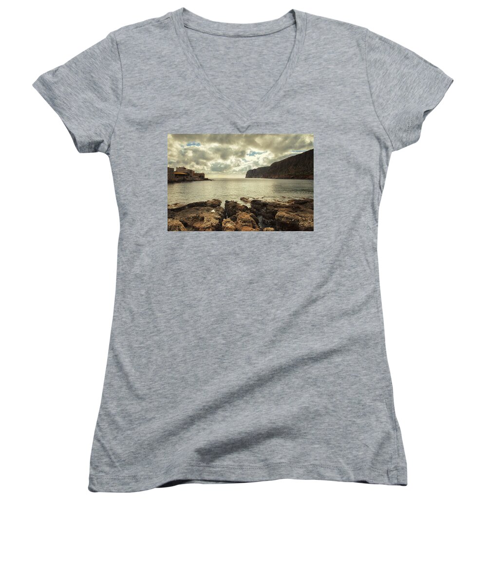 Sea Women's V-Neck featuring the photograph Dreamy bay by Mike Santis